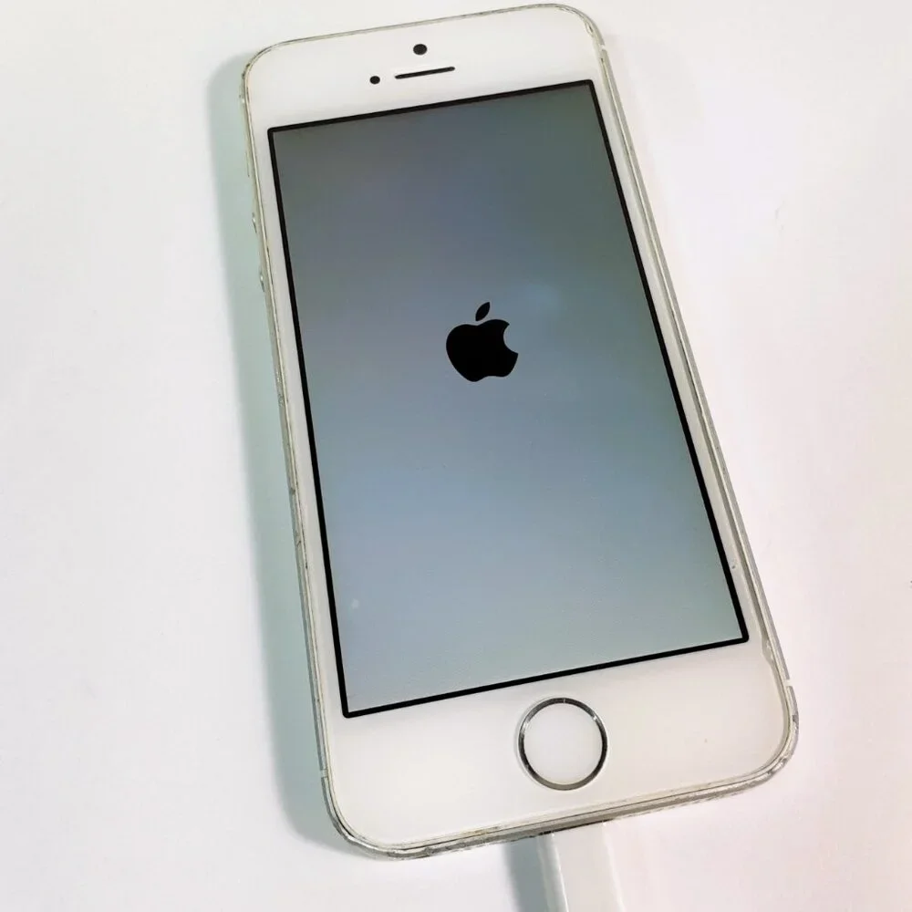 Apple iPhone SE 1st Generation (A1662 [WHITE-SILVER)-(Selling For parts only)